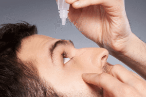 man-applying-eye-drops-ss-17-927x617-1.png
